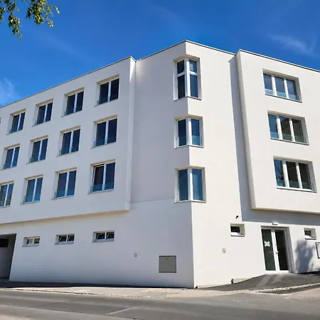 Brand New #32 Near Center With Free Street Parking Apartment