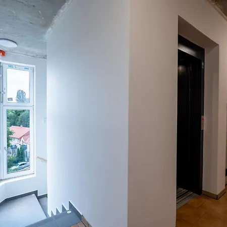 Brand New #32 Near Center With Free Street Parking 아파트 *